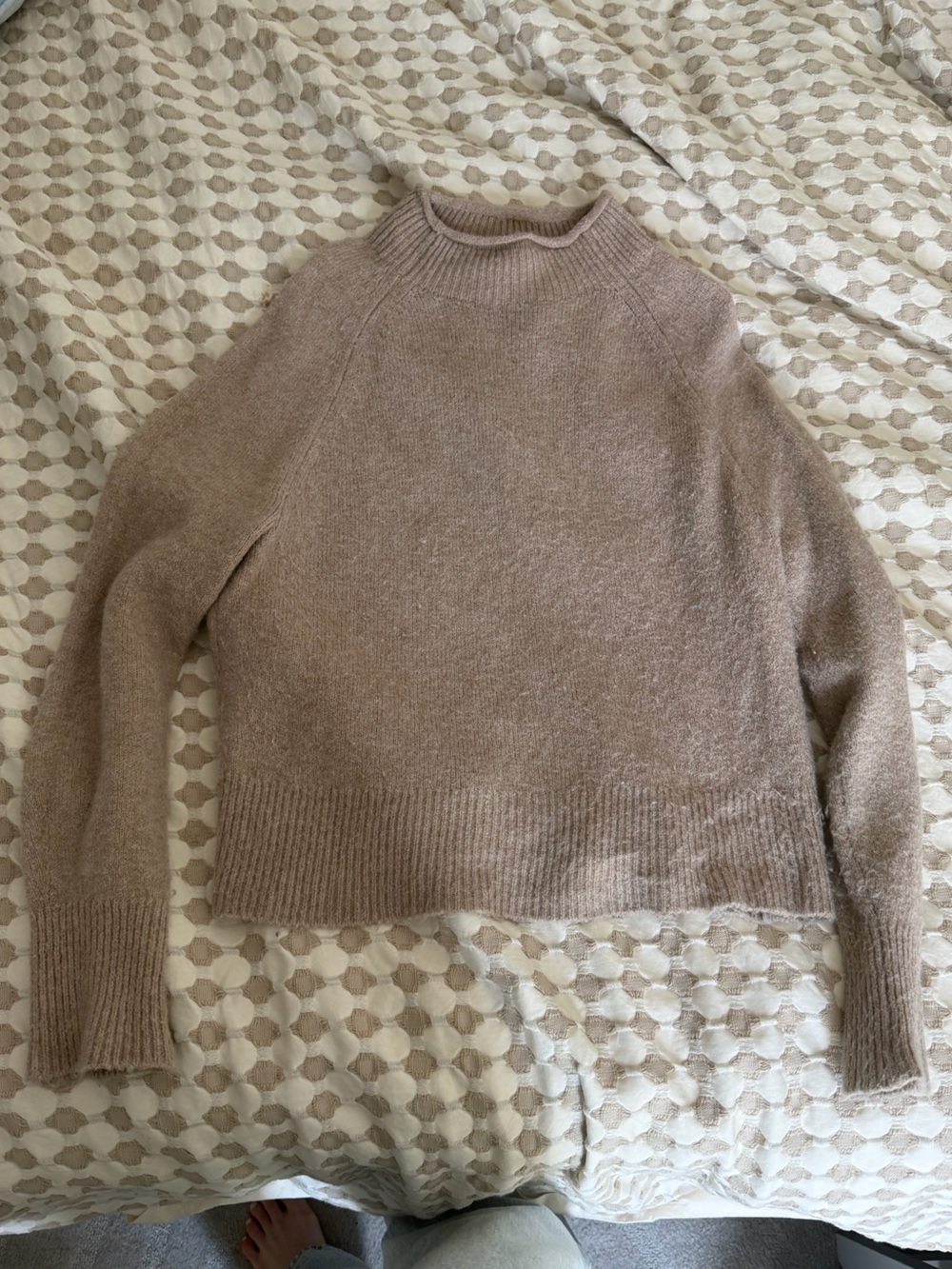Roll-neck sweater taupe